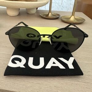 Quay “Loop Me In” Black Unisex Sunglasses NWOT